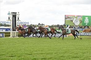 Bowman steers Liapari to narrow victory