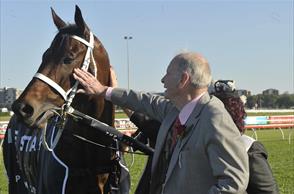 Vertigo can’t stop octogenarian Winx owner living the dream from his lounge room